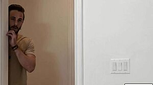 Tipo spia la mogliettina minuta del fratellastro che si tocca