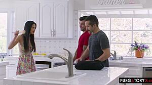 Scarlett Alexis σε Άγριο Threesome με Μαγικό Τηλεκοντρόλ Δράση