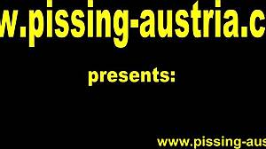 Pisciami addosso, dice la sottomessa alla mistress femdom