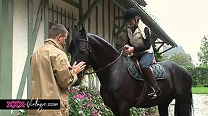 Žhavá trojka se rozvíjí s blondýnkou Kathy Anderson