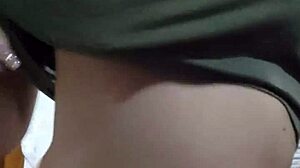 Mladá 18+ ukazuje velké kozy při zábavě