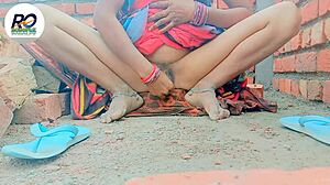 Bhabhi Desi Kampung pamer saree dengan jari dan kongkek baigan