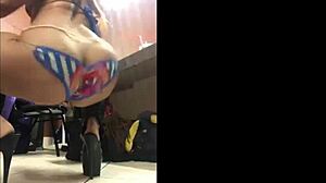 Твиркинг большой жопы эбонской танцовщицы в смелых движениях.