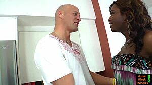 טראנסית שחורה מקבלת זיון אנאלי חזק תוך כדי שהיא משפשפת את הזין הקשה שלה