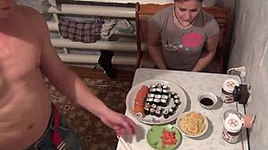 Amaterska cutie puši kurac i jebe se na javnom mestu