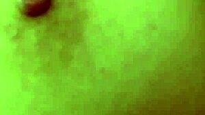 Chica tierna abre su coño suave para primera desfloración