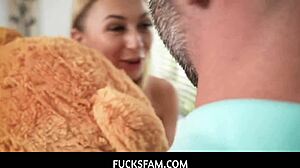 Fucksfam - момък пръсти и чука заварените си дъщери 😈🔥