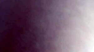 Молодая пара в страстном кроссдрессинг сексе