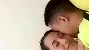 زوجين سكسي يستمتعون بليلة حارة في السرير مع بعض