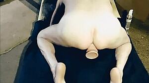 可愛いちっちゃいむき出しお尻だよ！