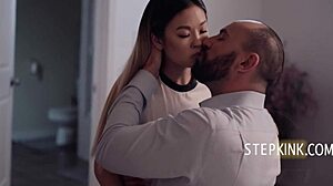 पेटाइट एशियन 18+ स्टेप-डॉटर किंकी मूव्स से मेकअप करती है। लुलु चू इरेजिस्टिबल है! 🔥