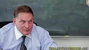 यो, चेक करो ये स्पेक्स पहने पॉर्नस्टार मसिव फेशियल लेती है प्रो की तरह!