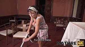 Hei, sjekk Mature4k heldig kost som feier brudgommens blues! 🧹