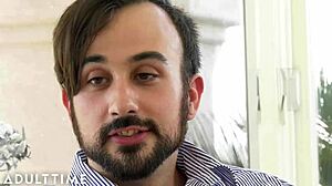 太棒了！狂野双性恋三人行带肛交、口交和熟女！