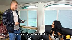 Gældsinddriver kunne ikke modstå at kneppe varm teen 18+ i gennemborende cowgirl. Det er ren virkelighed!