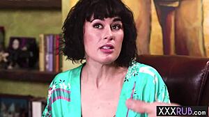 Horké milfy s velkými prsy masírují obrovský kůl klienta