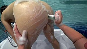 Lezbijka pokuka punci pod tušem z velikimi dlakavimi riti