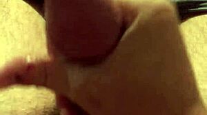 Solo man mjölkar svullen kuk och skjuter sperma