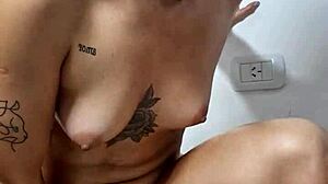 Latina Sudorosa Se Folla Un Consolador Y Luego Se Corre