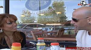 Latinské milf s tlustými prsama seberou na veřejný prc