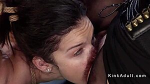 Štíhla s malými 18+ prsami lezbička spoutaná v BDSM anál play