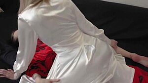 Эй, смотри, как блондинка трется о киску брюнетки