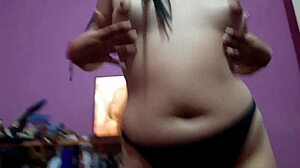 linda jovencita de 18 años se quita la ropa y se toca sensualmente