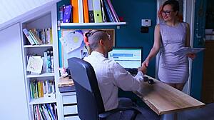 la sexy stagista fa un provino per essere assunta in azienda