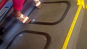 Moden dame i ægte fodfetish leg