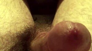 Соло парень доит опухший член и стреляет спермой