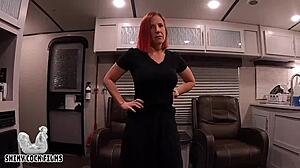 Pastorka teta Jane Cane nagrajuje umazano igro z raztrganimi oblačili in creampie