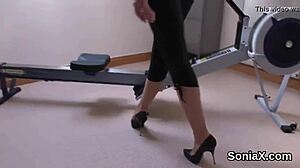 Milf Britânica Traiçoeira Lady Sonia Ostenta Peitos Enormes