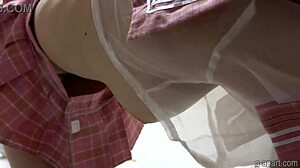 Mostro minha bunda japonesa fofa em minissaia na webcam, ops!