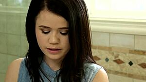 lesbo babes fingerfucking in erotic duo