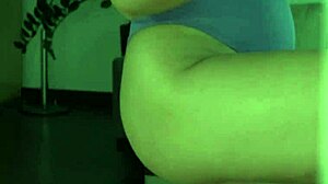 Jeny Smith si spoglia nuda per il suo istruttore. Qual è la sua prossima mossa dopo averla toccata ovunque?