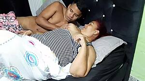 Aku hisap tetek stepmom aku sementara dia dalam mandi