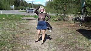 Η ώριμη ξανθιά με νάιλον δείχνει τον μεγάλο κώλο της