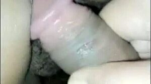 Cewek Indonesia panas haus aksi intens dengan squirting liar.