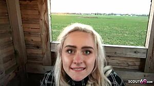 Tysk studentinne knuller jeger for hjelp på utendørs høysete