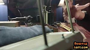 Zviazaná Ázijka dostáva buttfuck v kinky triu s busty milf