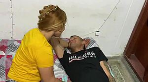 Me follo a mi hermanastra en su habitaci�n y le queda gustando