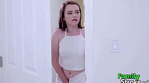 ईर्ष्या वाली सौतेली बेटी नए सौतेले पिता के स्पर्श की प्यासी है