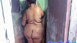 espié a mi madrastra en la ducha con sus tetas y culo grandes