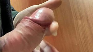 Купила новый халат, но в итоге дразнила и попалась голой. Домашняя забава стала дикой с разорванной одеждой.