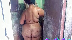 espié a mi madrastra en la ducha con sus tetas y culo grandes