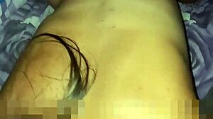 La puta de mi vecina chupandole la verga a mi marido!