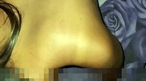 La puta de mi vecina chupandole la verga a mi marido!