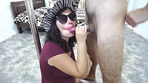 Cowgirl jezdí tvrdě a cucá ptáka pro plnou pusu cumu