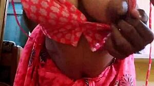 इंडियन भाभी पिंक साड़ी में वाइल्ड फक