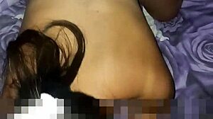 La puta de mi vecina chupandole la verga a mi marido!